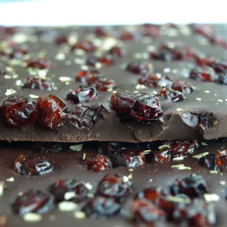 Lomljena čokolada – borovnica i bosiljak, 100g