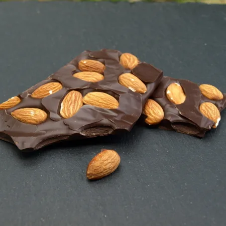 Lomljena čokolada – tostirani slani bademi, 100g