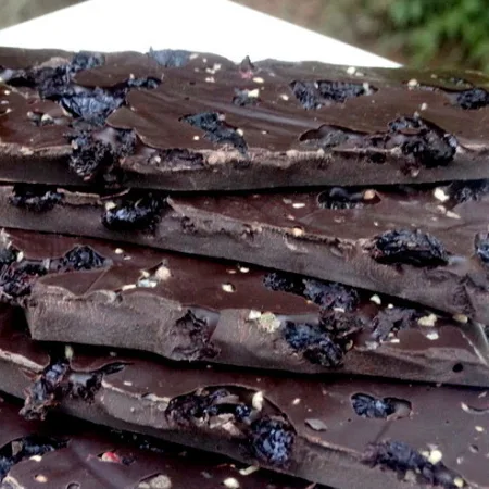Lomljena čokolada – višnja i papar, 100g